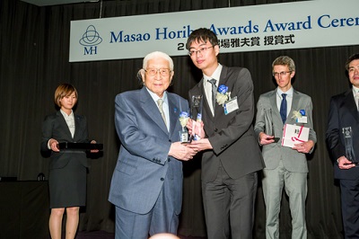 Dr. Cai accepts award from Dr. Masao Horiba, founder of Horiba Ltd.